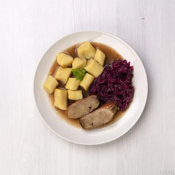 Kachní prsa s červeným zelím, bramborové špalíčky