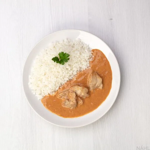 Pečené kuřecí špalky na paprice, jasmínová rýže