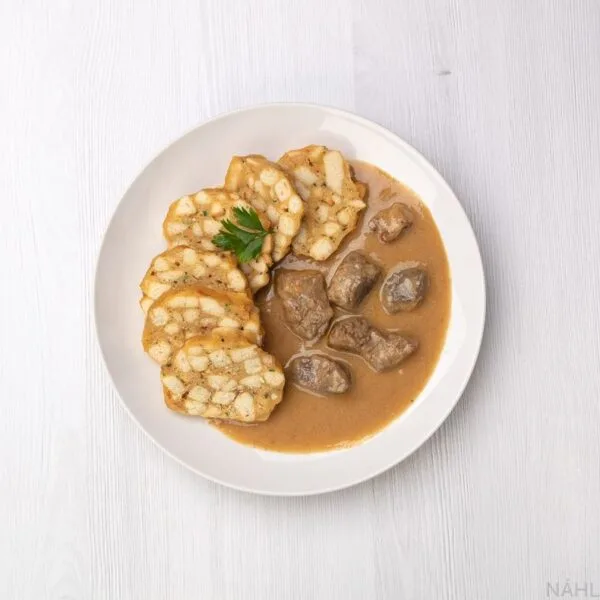 Hovězí maso se svíčkovou omáčkou, karlovarský knedlík
