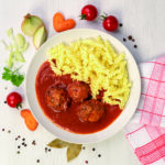 Rajská omáčka s masovými kuličkami, rýžové fusilli