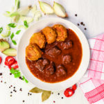 Hovězí guláš, žemlový knedlík