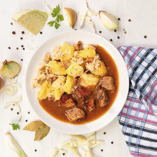 Vepřový vrabec, chlupaté knedlíky se zelím a škvarky