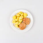 Smažený kapustový karbanátek, vařený brambor s máslem