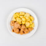 Smažený květák, vařený brambor s máslem