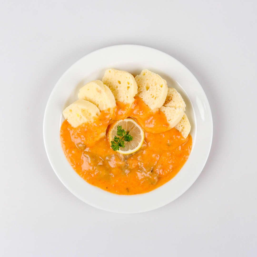 Hovězí maso se svíčkovou omáčkou, houskový knedlík